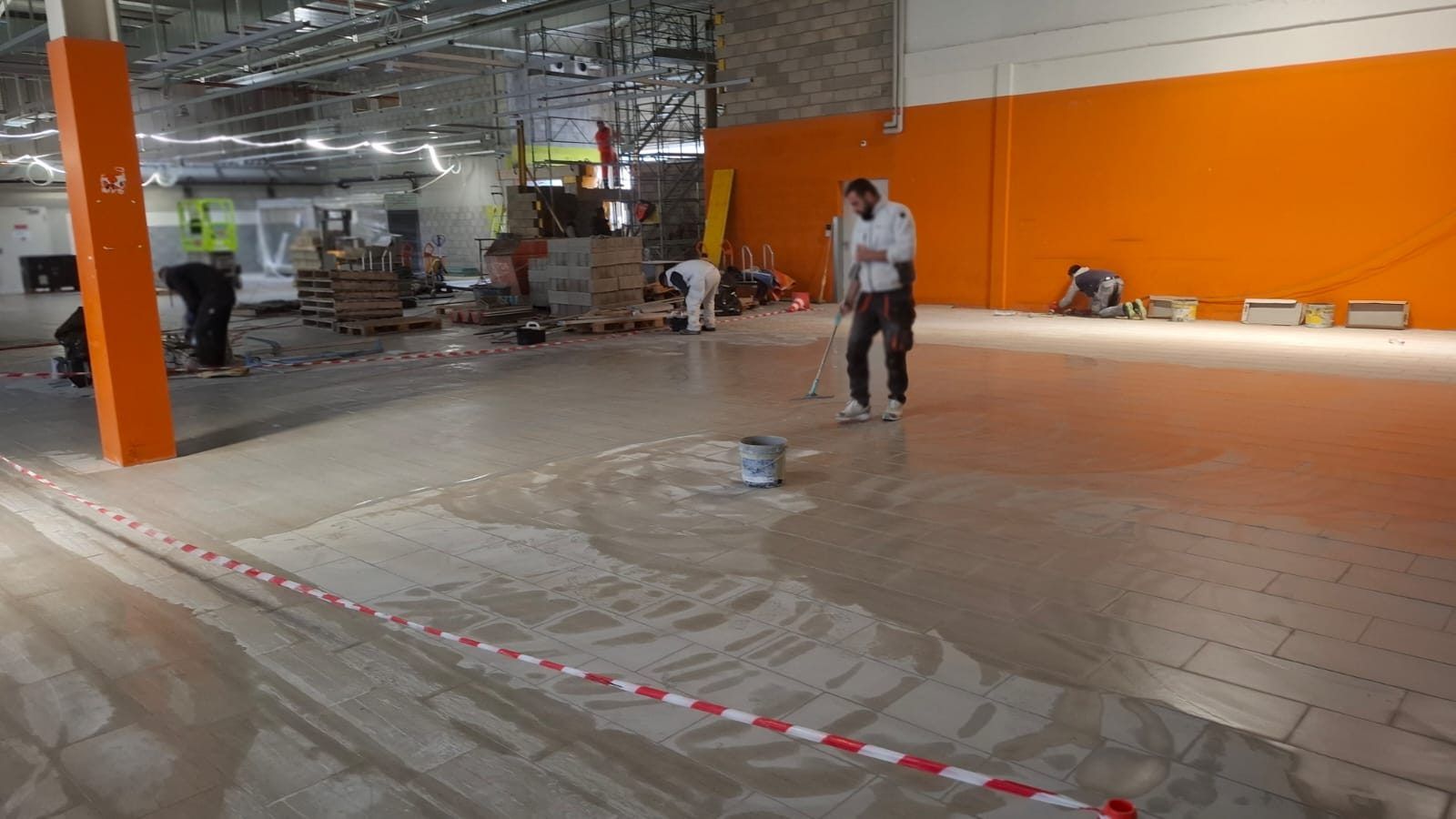 Pose de 1 800 m2 de carrelage au centre Migros/OBI de Renens par BNG Renovation