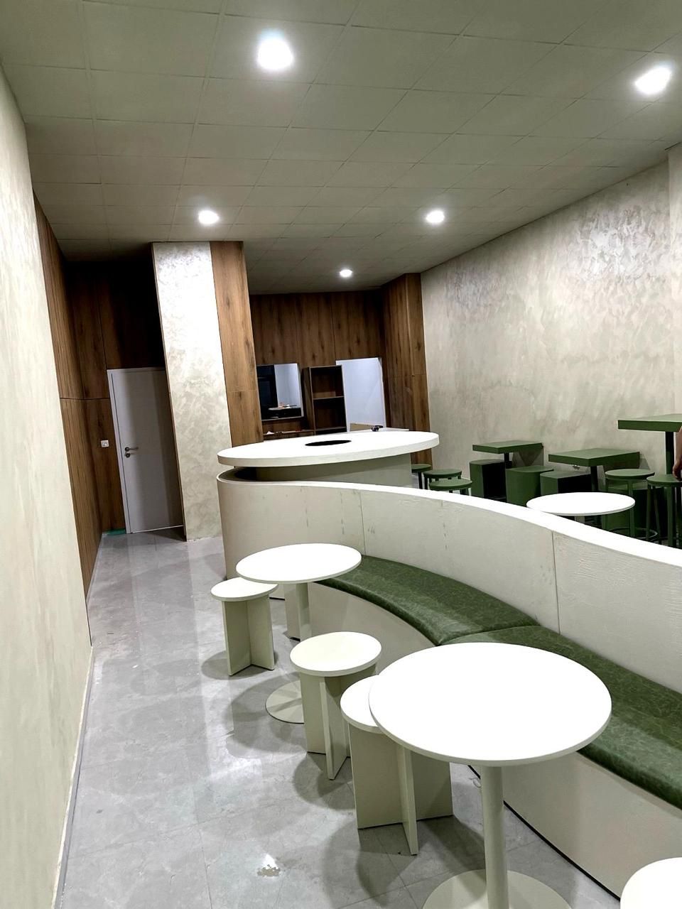 Amenagement interieur des bureaux Citibank a Geneve par BNG Renovation : cloisons vitrees, lounge et finitions