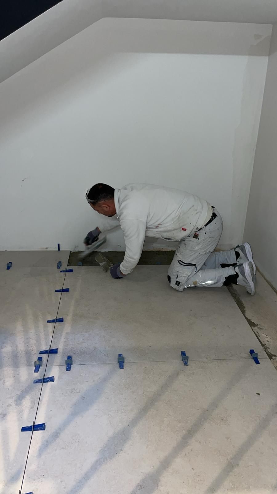 Renovation exterieure et carrelage de l'entree Amag a Etoy par BNG Renovation
